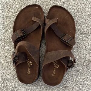 Mountain Sole Brown Sandals with Classic Thong Design